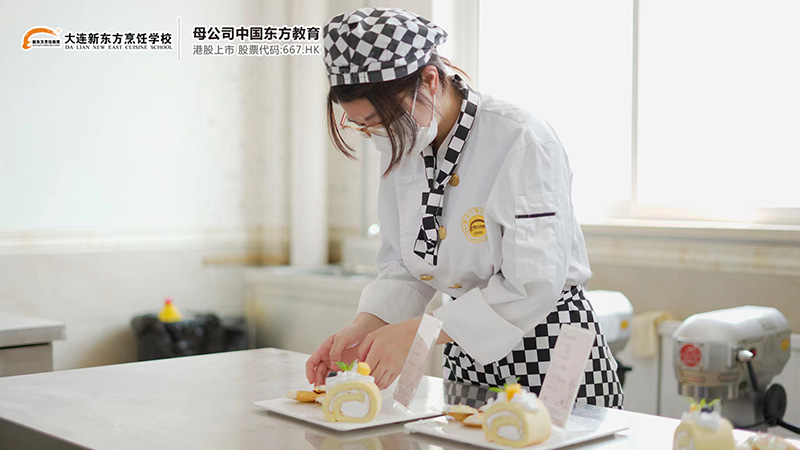 新东方烹饪学校日常西点教师课堂 