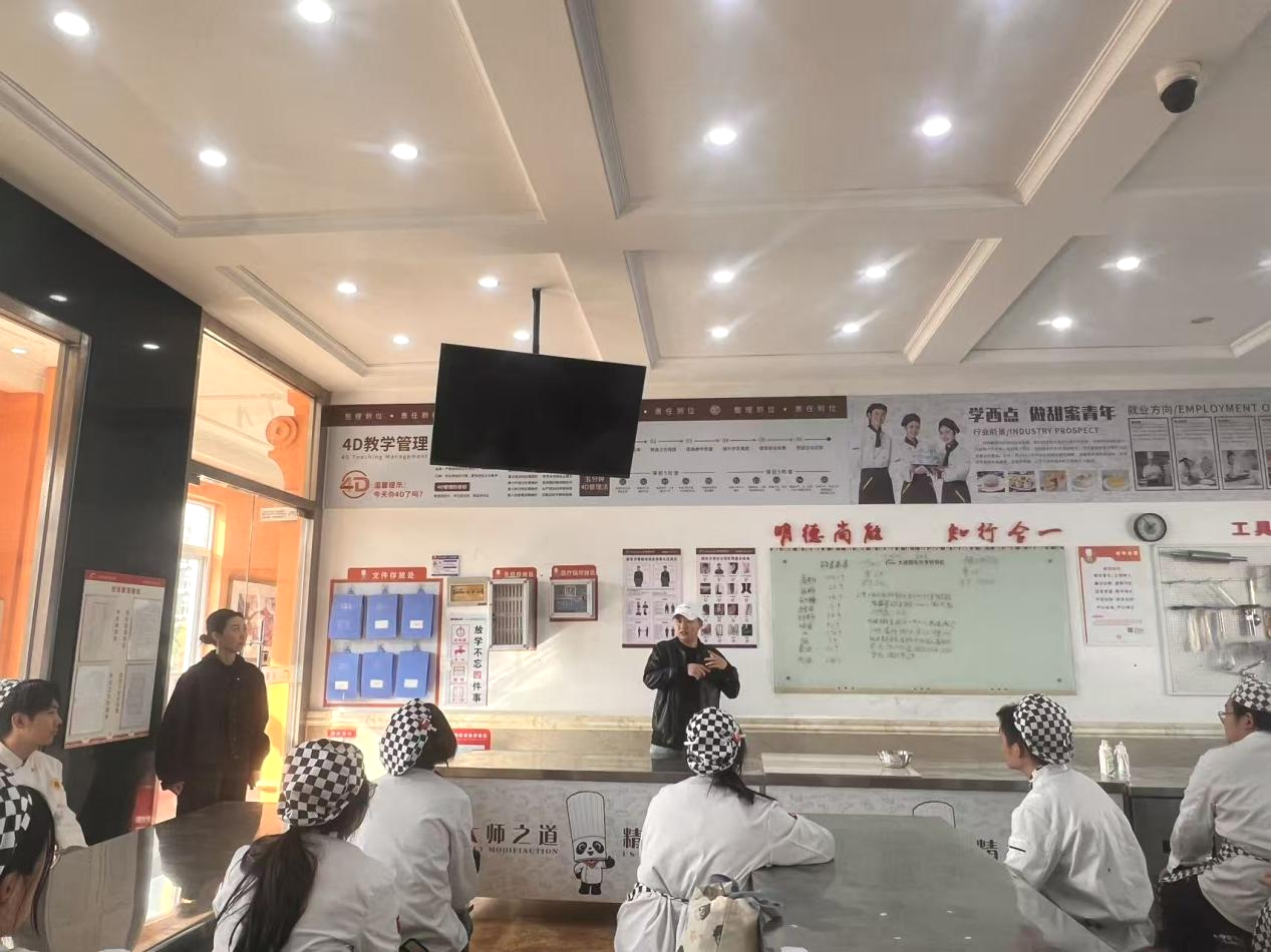 趁热”赴约，向新出发！趁热集合走进大连新东方烹饪学校，开启甜蜜招聘专场